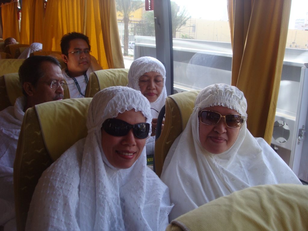 Jamaah bersama mengenakan ihram dalam perjalanan
