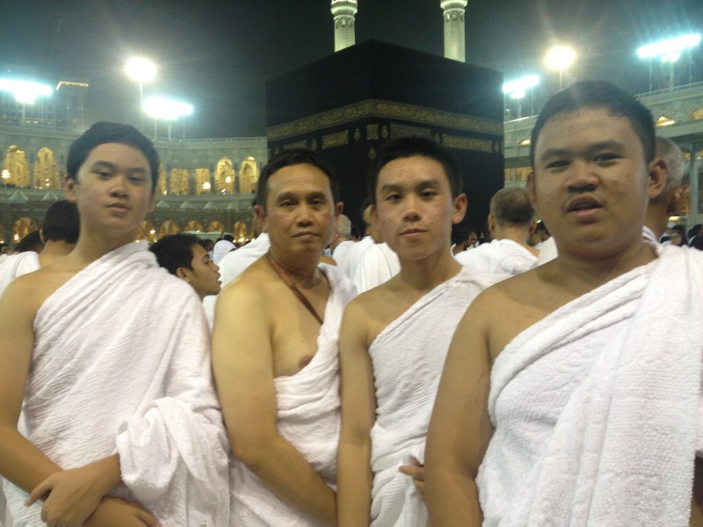 Jamaah di depan Kakbah malam hari