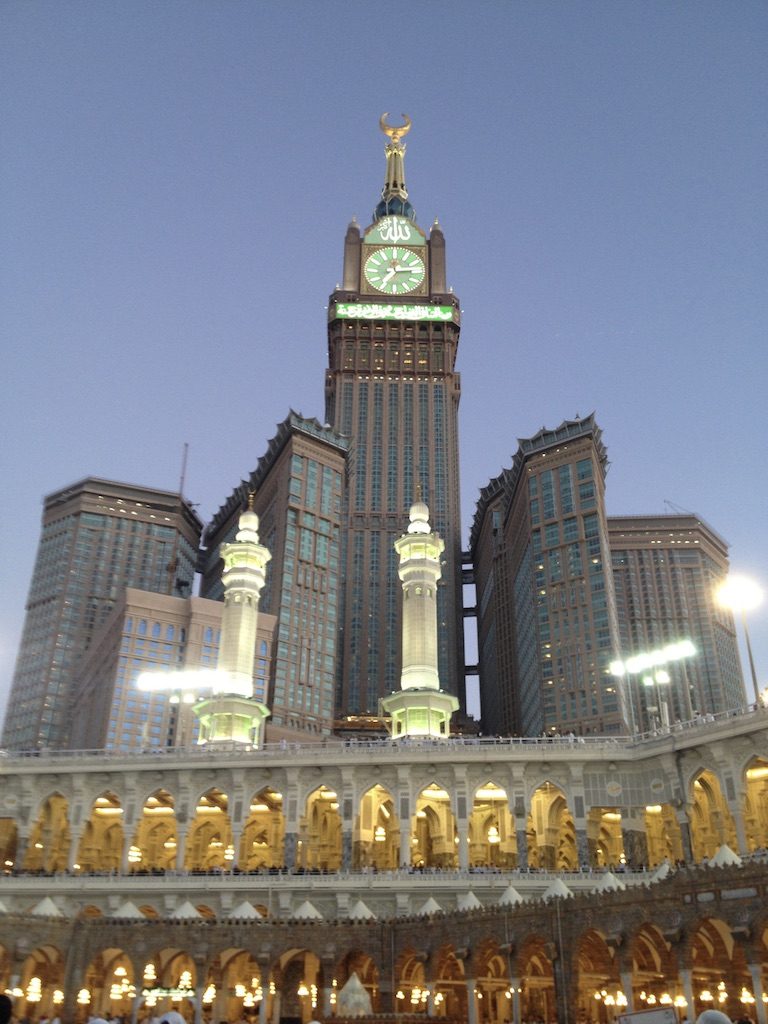Kompleks Masjidil Haram dan Menara Zamzam saat senja