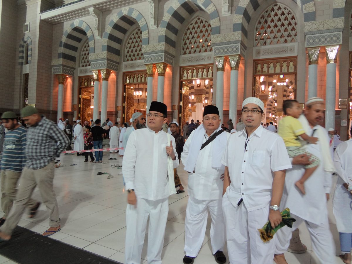 Jamaah tiba di gerbang Masjid Nabawi