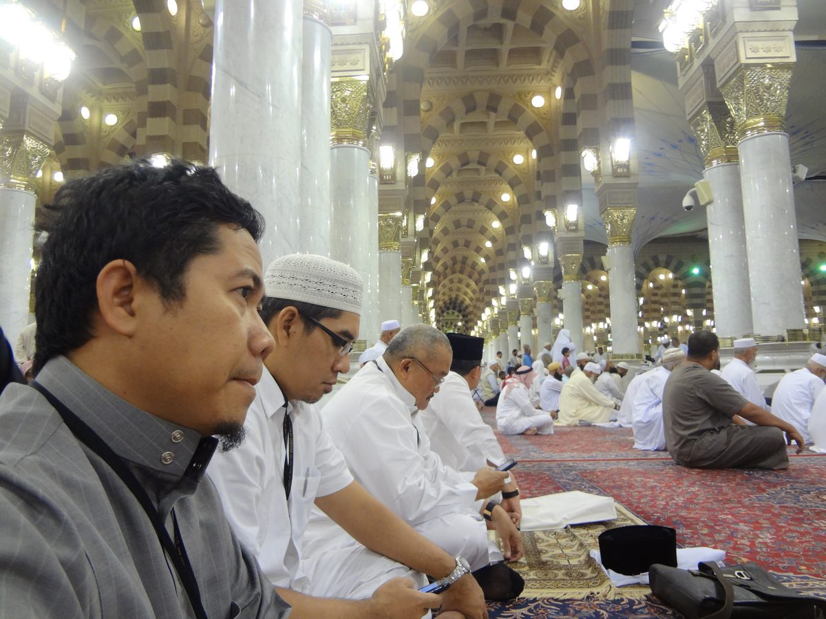 Momen ibadah jamaah di dalam Masjid Nabawi