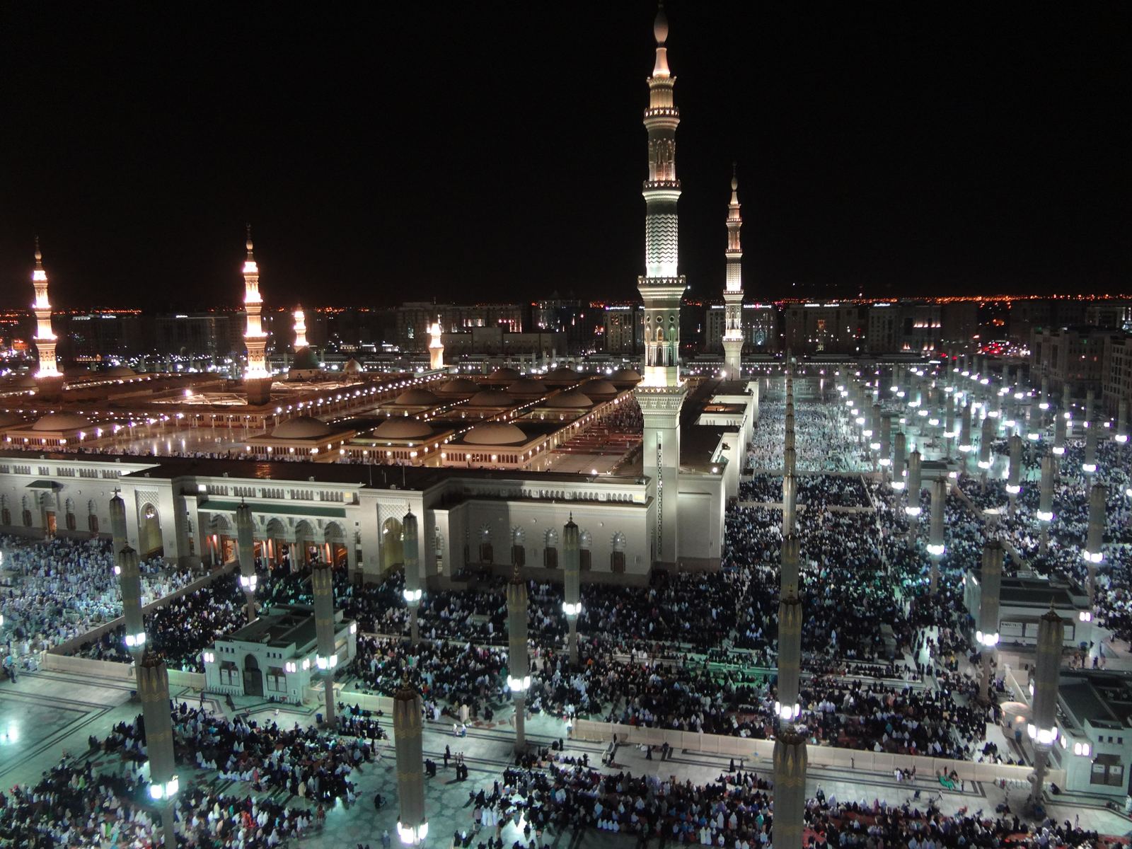 Suasana Masjid Nabawi di malam hari