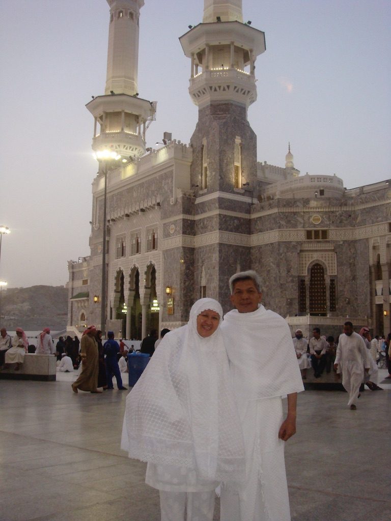 Pasangan jamaah umroh mengenakan ihram